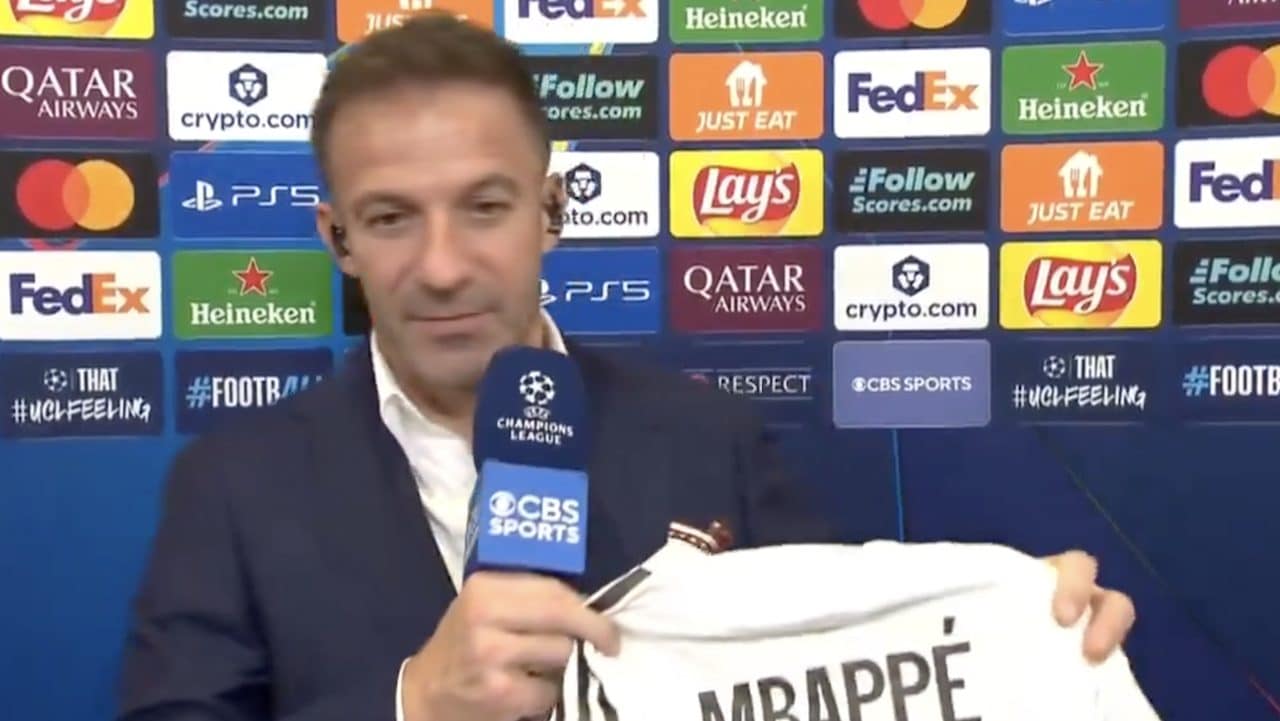 Del Piero mostra orgoglioso il regalo del Real, in studio lo prendono in giro: ha la risposta pronta