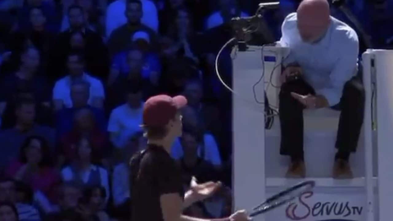 Sinner non accetta il richiamo dell'arbitro, prima gioca e poi si arrabbia: rarità a Vienna