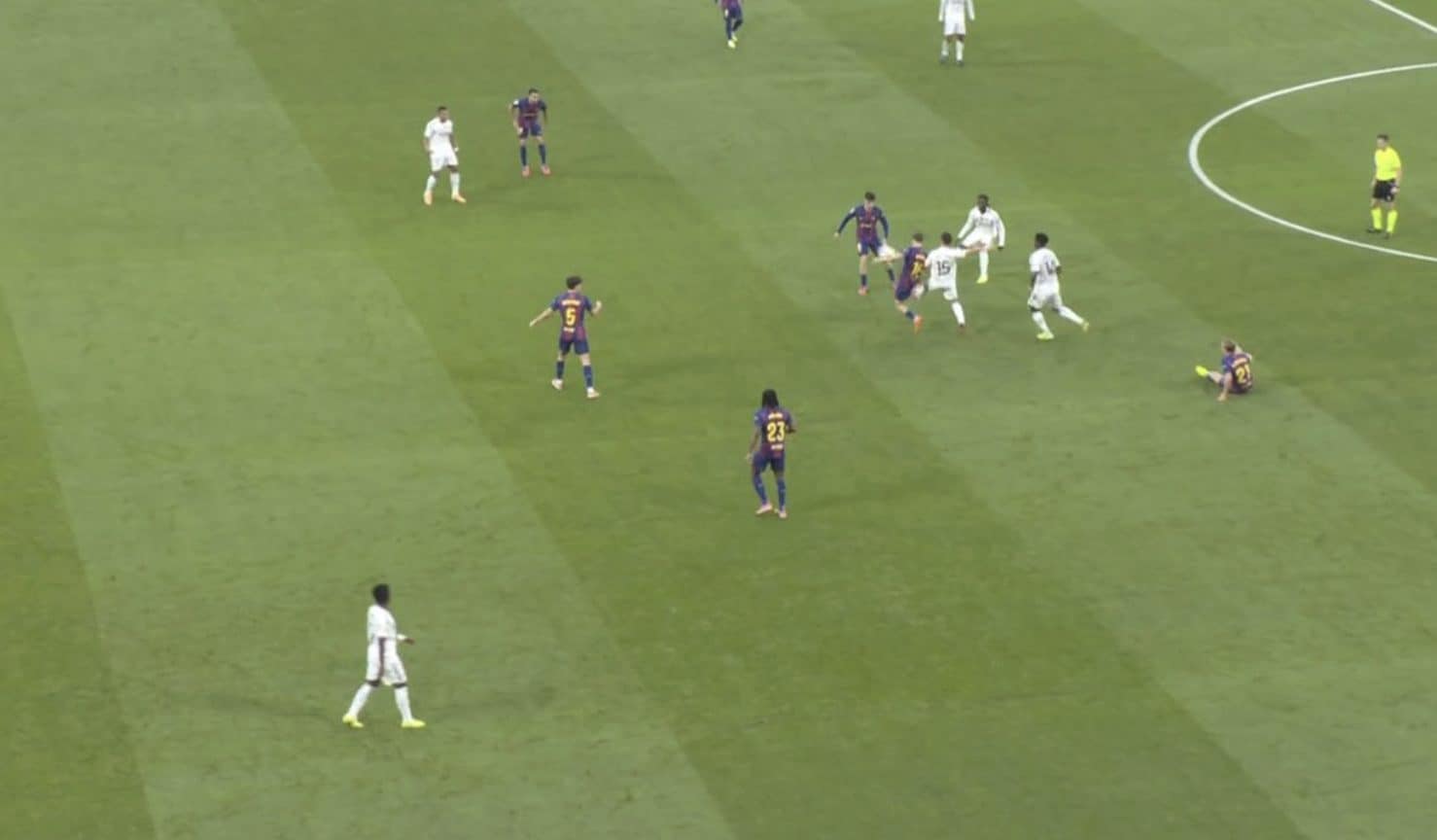 L’azione che ha portato al gol di Mbappé, poi annullato