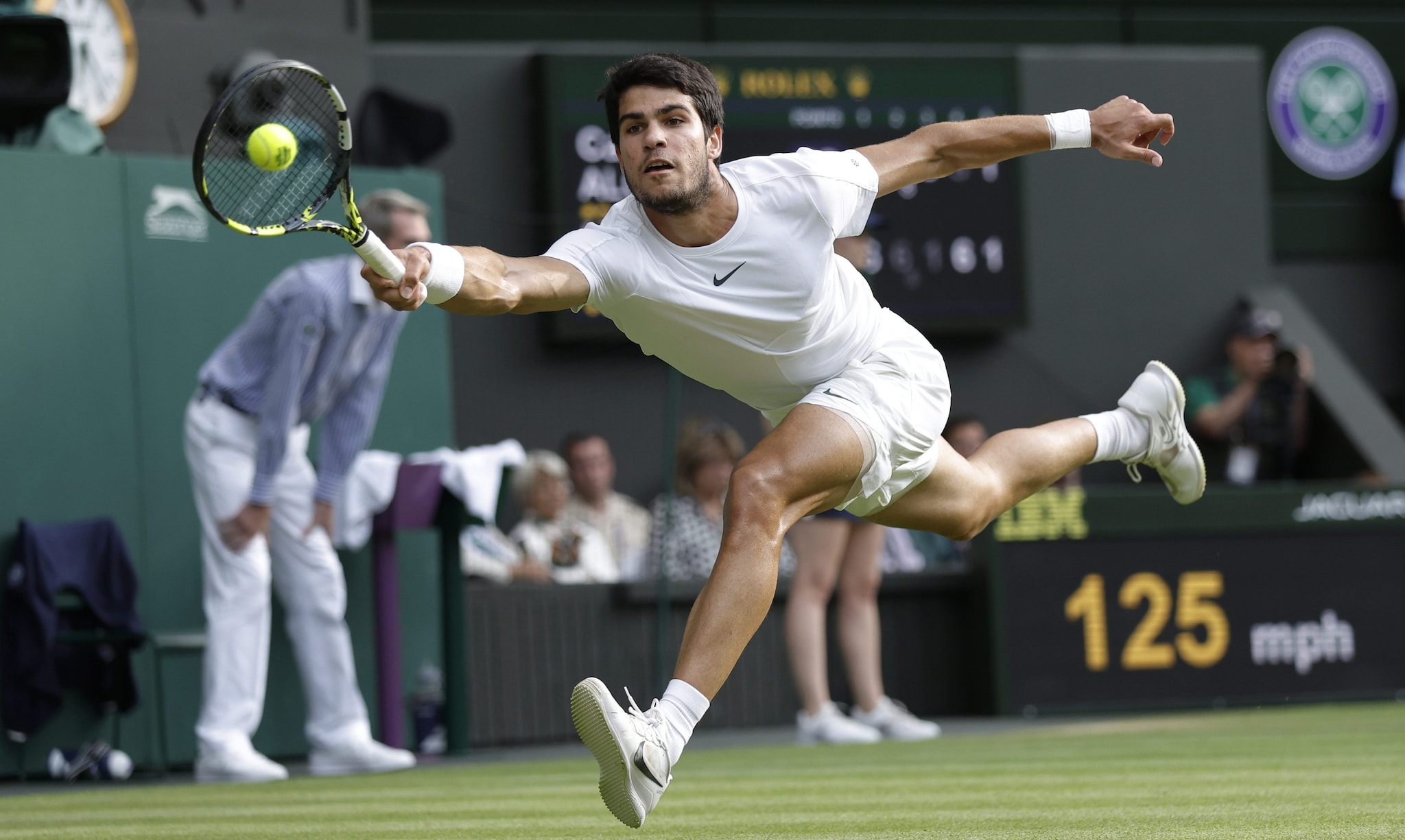 Carlos Alcaraz e la racchetta di Wimbledon 2023: è la più costosa mai venduta all'asta