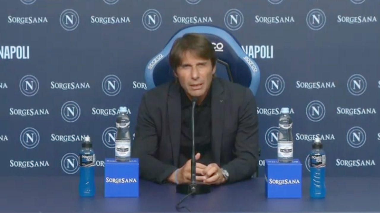 Conte sbuffa in conferenza, una domanda lo infastidisce: "A casa mia si dice chi vuole capire, capisca"