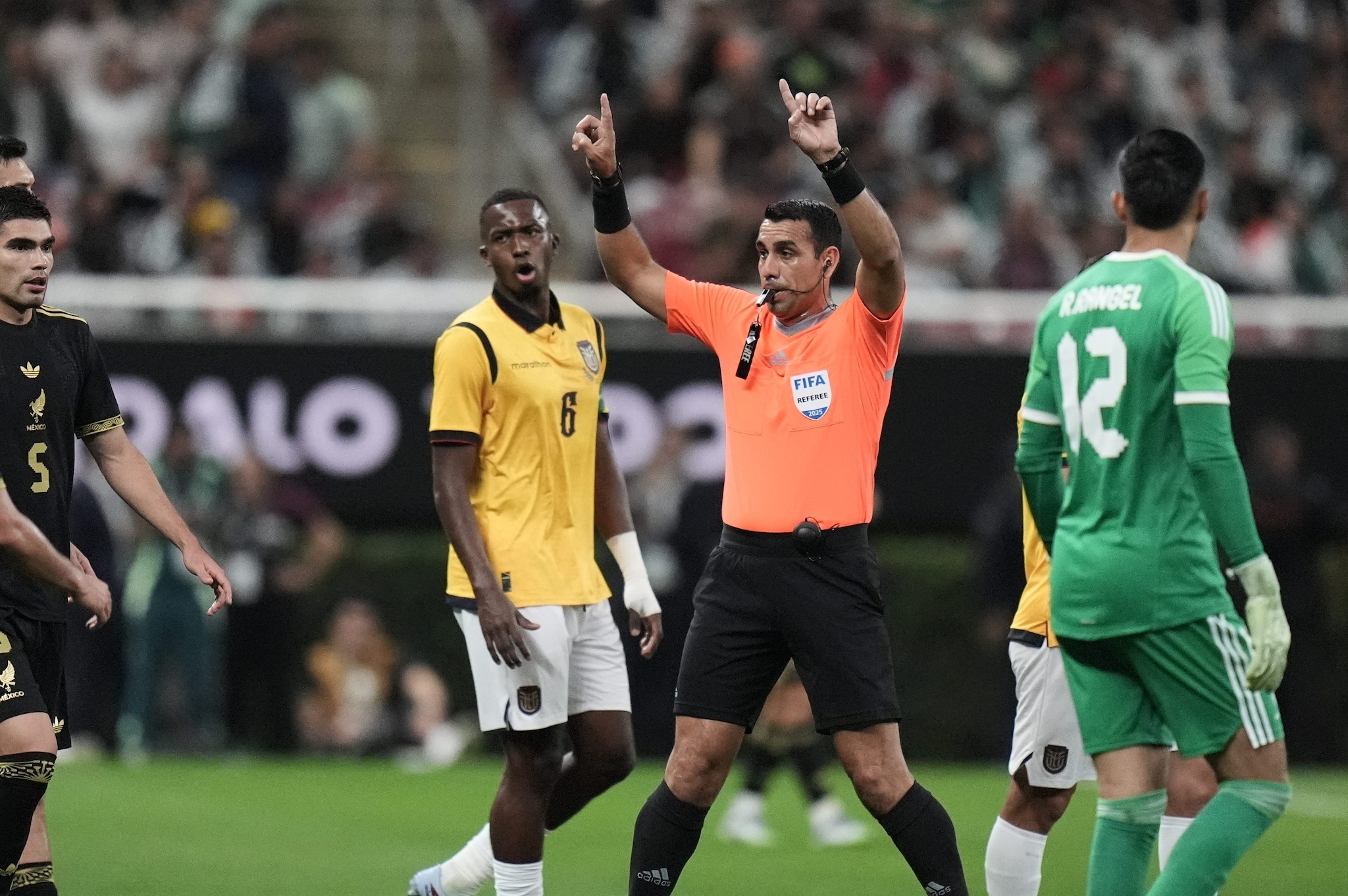 Il gesto dell’on field review fatto dall’arbitro in seguito all’intervento del VAR: ormai ci siamo abituati