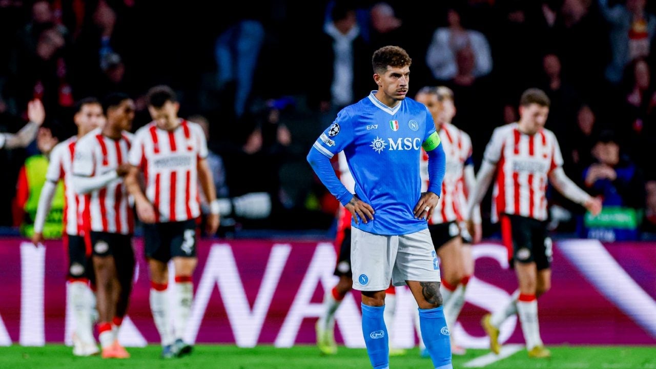 Perché l’arbitro ha fatto giocare il recupero di PSV-Napoli anche se la partita era sepolta sul 6-2