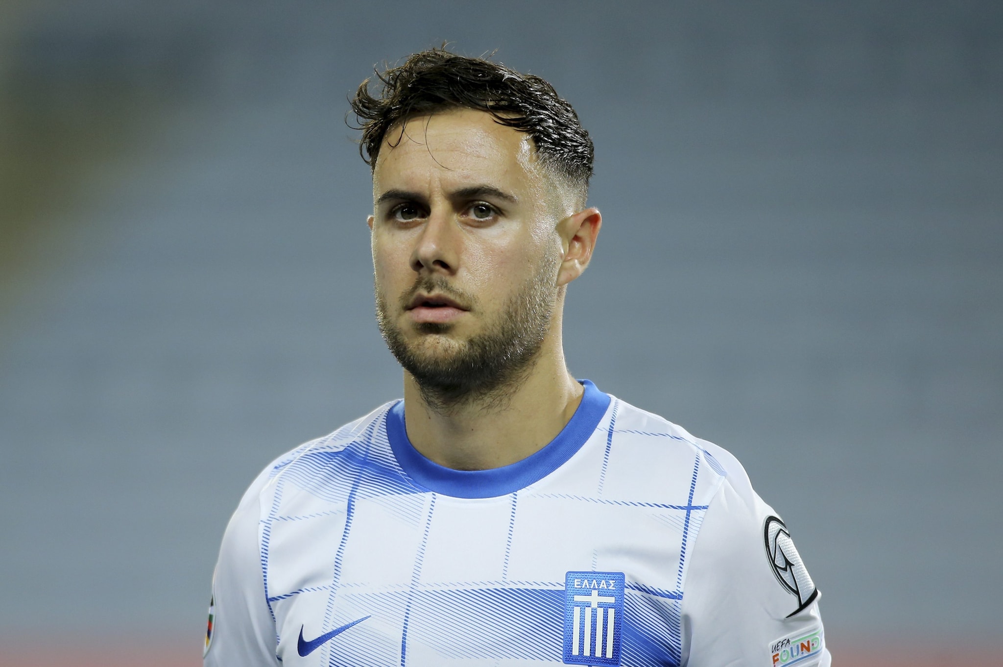 George Baldock con la maglia della Grecia: il terzino aveva ottenuto la cittadinanza ellenica nel 2022