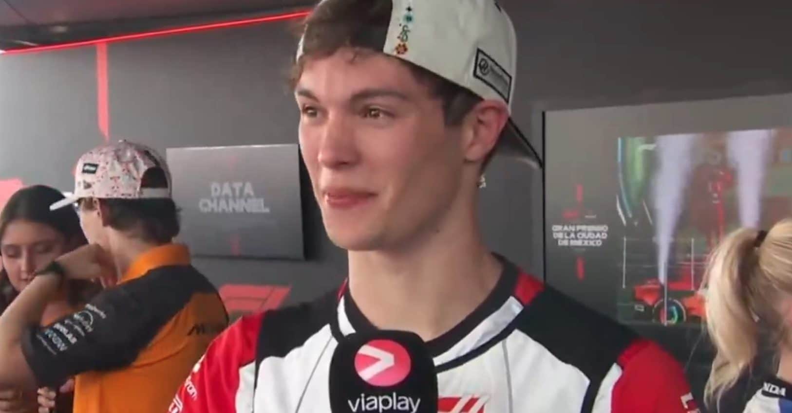 Bearman non riesce a trattenere le lacrime nell'intervista TV in Messico: è sopraffatto dalle emozioni