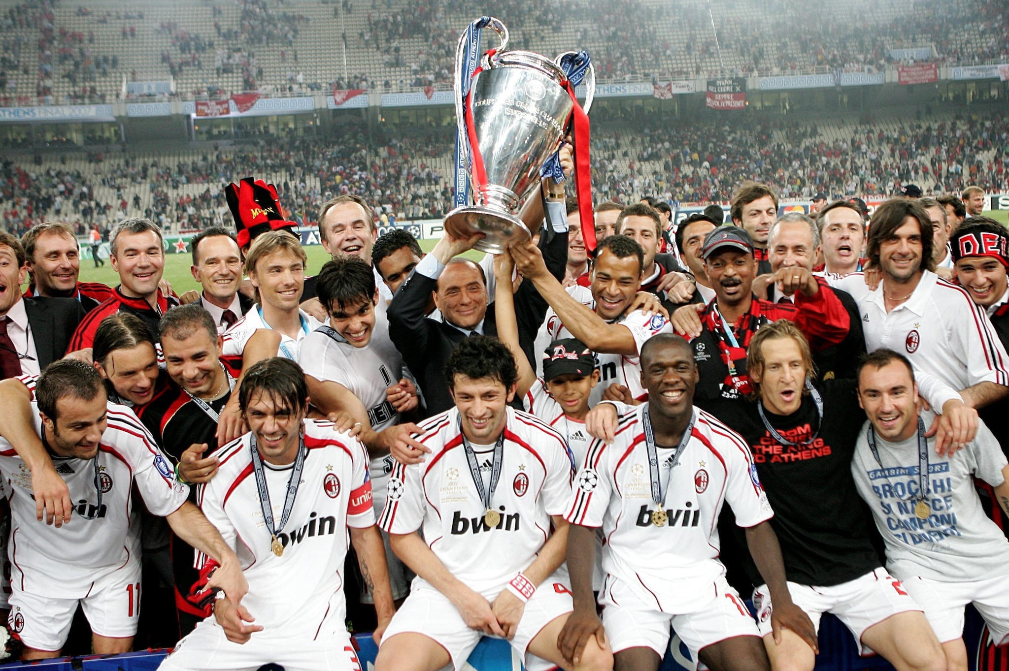 Silvio Berlusconi solleva la Champions League vinta dal Milan nel 2007 ad Atene battendo il Liverpool: Alessandro Nesta era titolarissimo