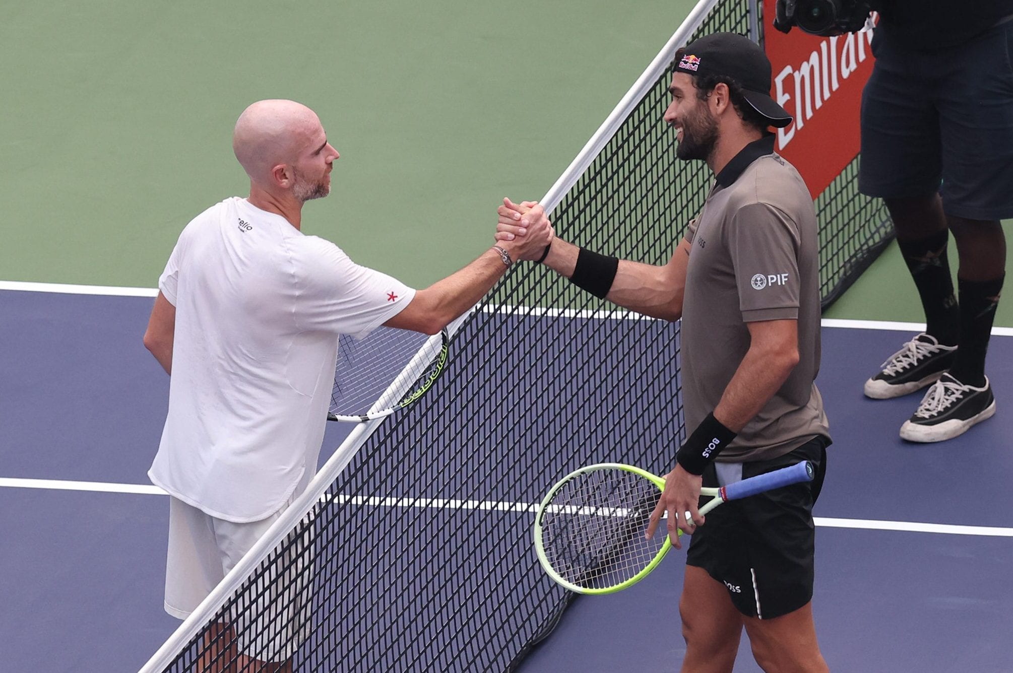 Matteo Berrettini stringe la mano ad Adrian Mannarino dopo la sconfitta al primo turno di Shanghai
