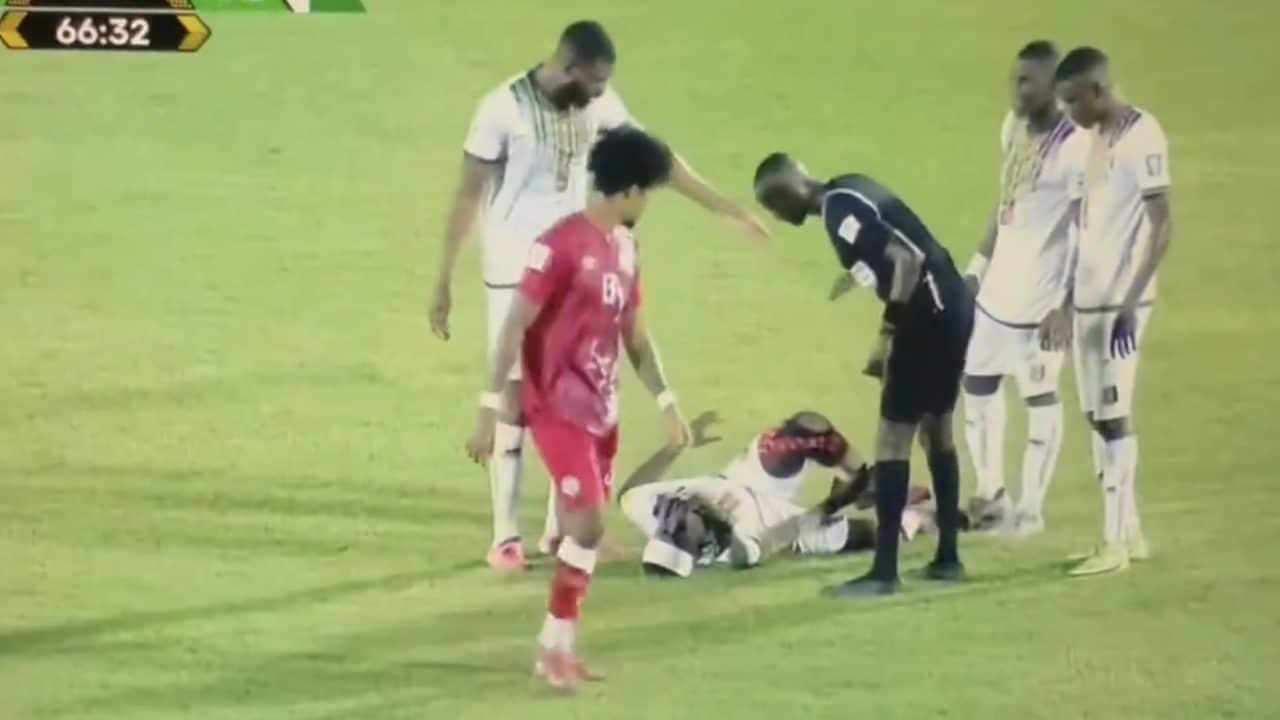 Bissouma entra in campo e si fa male dopo nove secondi: devono trasportarlo via in barella