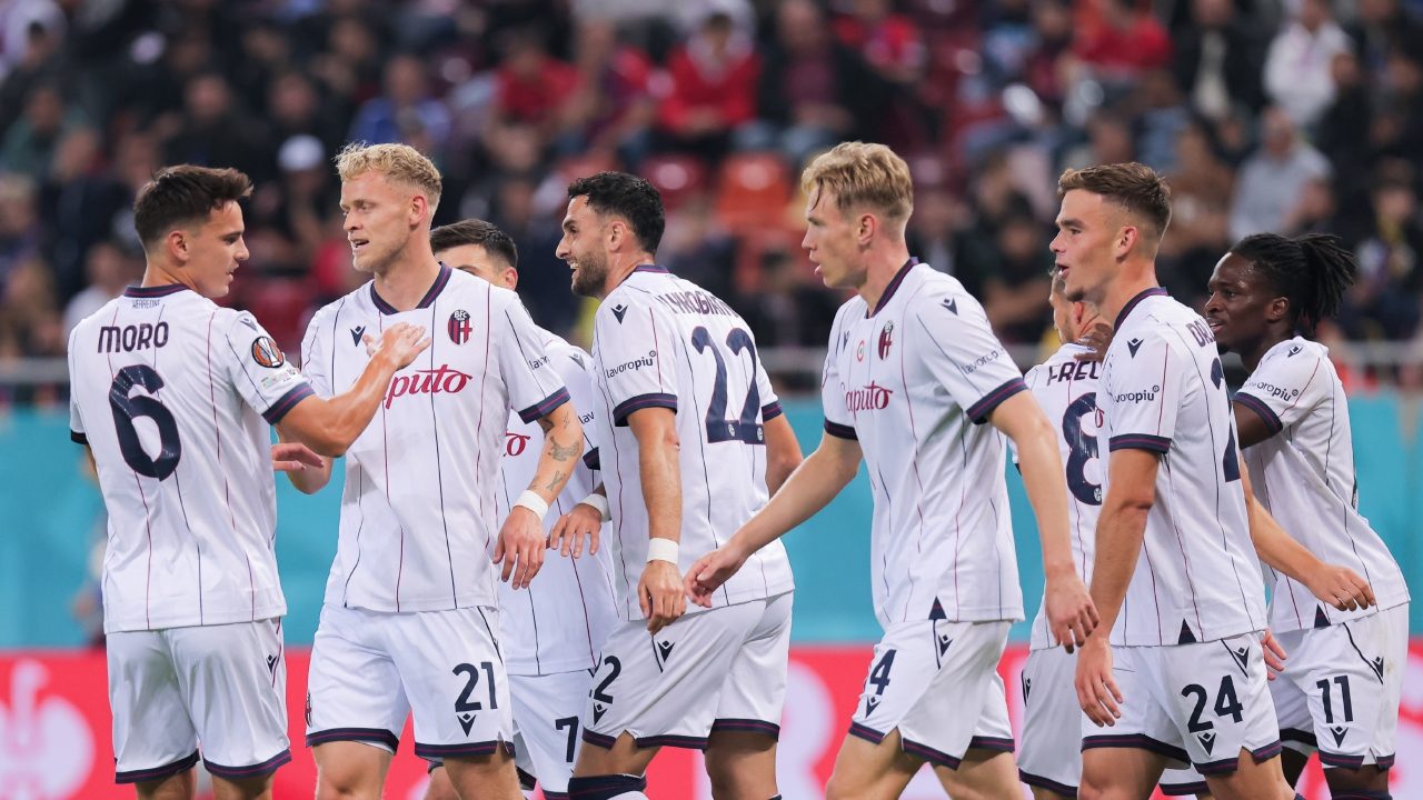 Il Bologna dedica a Italiano la prima vittoria in Europa League: "Ci tenevamo, soffriva a stare a casa"