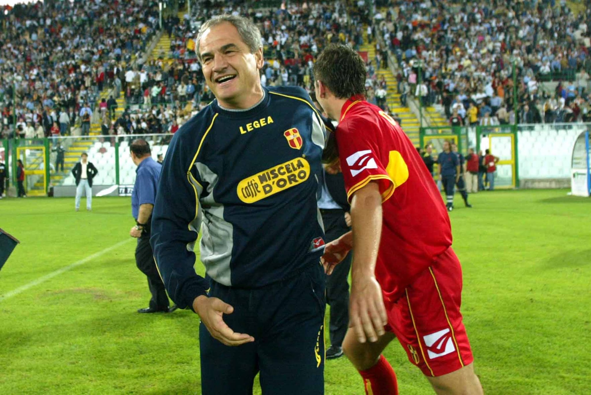 Bortolo Mutti festeggia in campo una vittoria con il Messina.