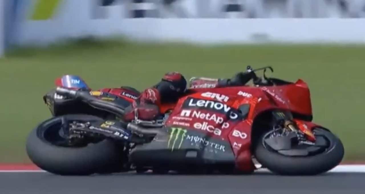 Perché molti sostengono che nella caduta di Bagnaia nel GP Indonesia ci sia qualcosa di sospetto