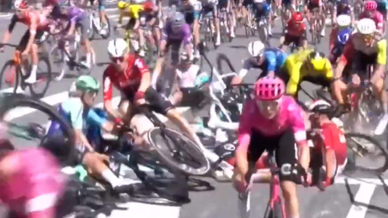 La brutale carambola al Tour del Guangxi, anche Consonni coinvolto insieme a decine di ciclisti