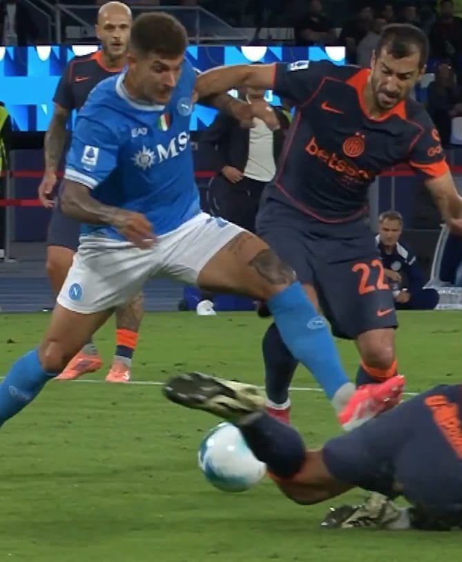 Il contatto tra Di Lorenzo e Mkhitaryan sul rigore in Napoli–Inter.