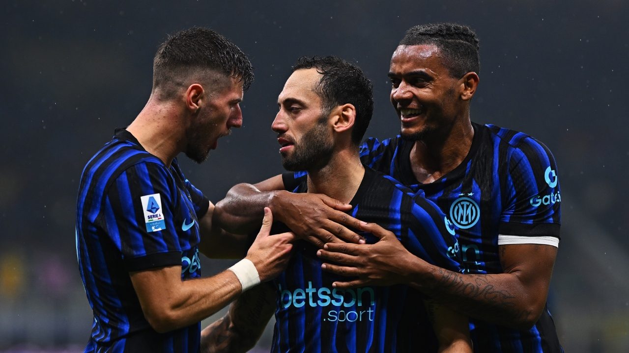 L'Inter riscatta il ko di Napoli battendo la Fiorentina: Calhanoglu fa doppietta, anche Sucic in gol