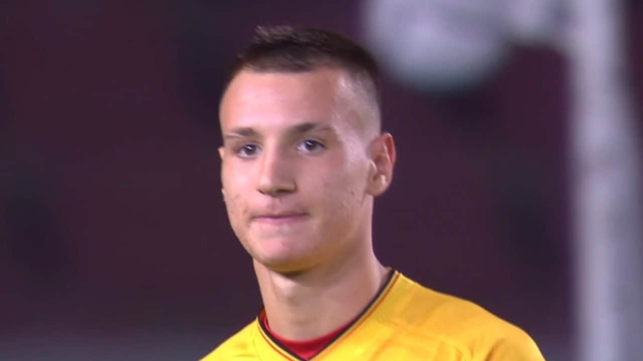 Camarda crolla sotto la pressione: il 17enne sbaglia il rigore in Lecce-Napoli e scoppia in lacrime