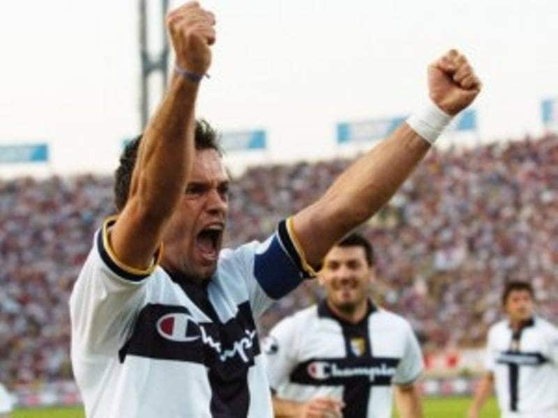 Cardone dopo il gol nello spareggio salvezza Bologna–Parma.