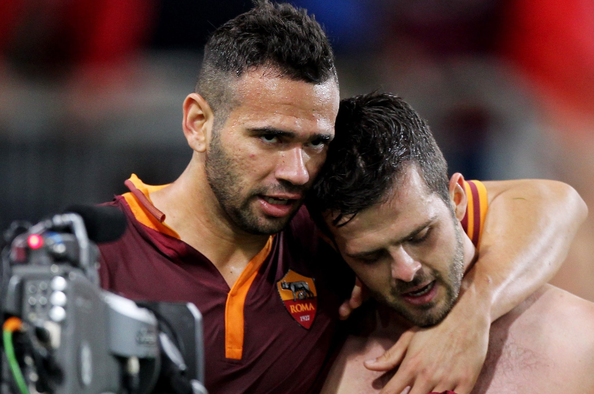 Leandro Castan festeggia il gol di Miralem Pjanic in un Roma–Milan dell’aprile 2014