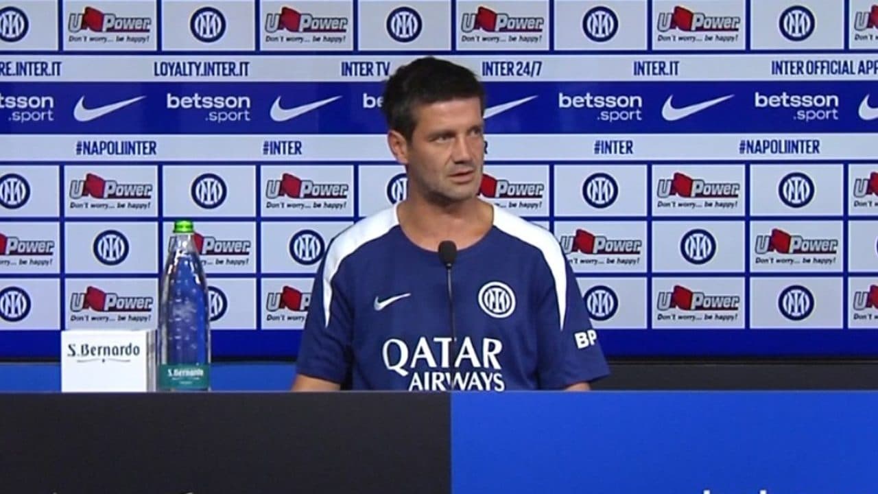 Chivu interrotto da urla e schiamazzi durante la conferenza: "Il giorno di riposo non ha fatto bene"