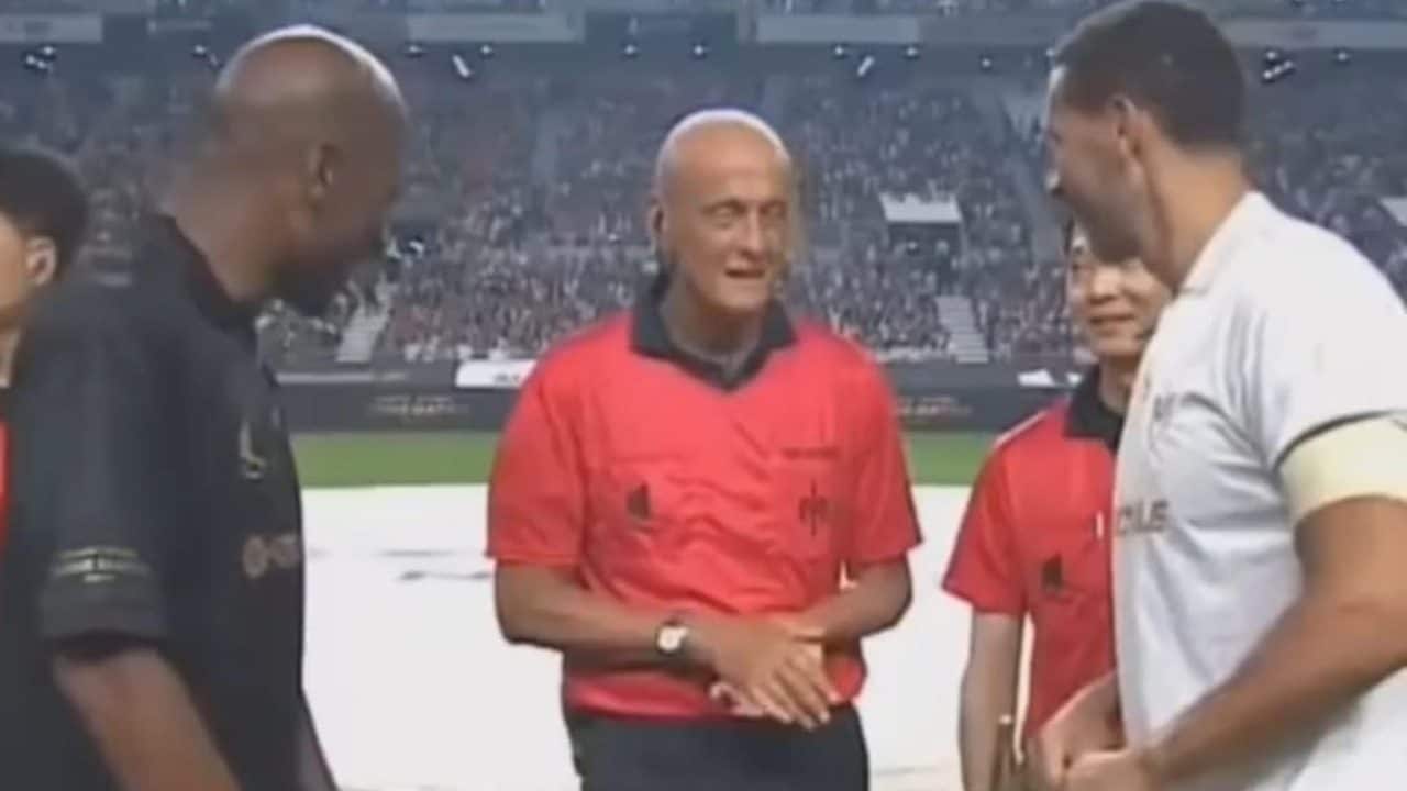 Collina microfonato nel match tra leggende avvisa tutti prima di iniziare: "Se lo fate, fischio"