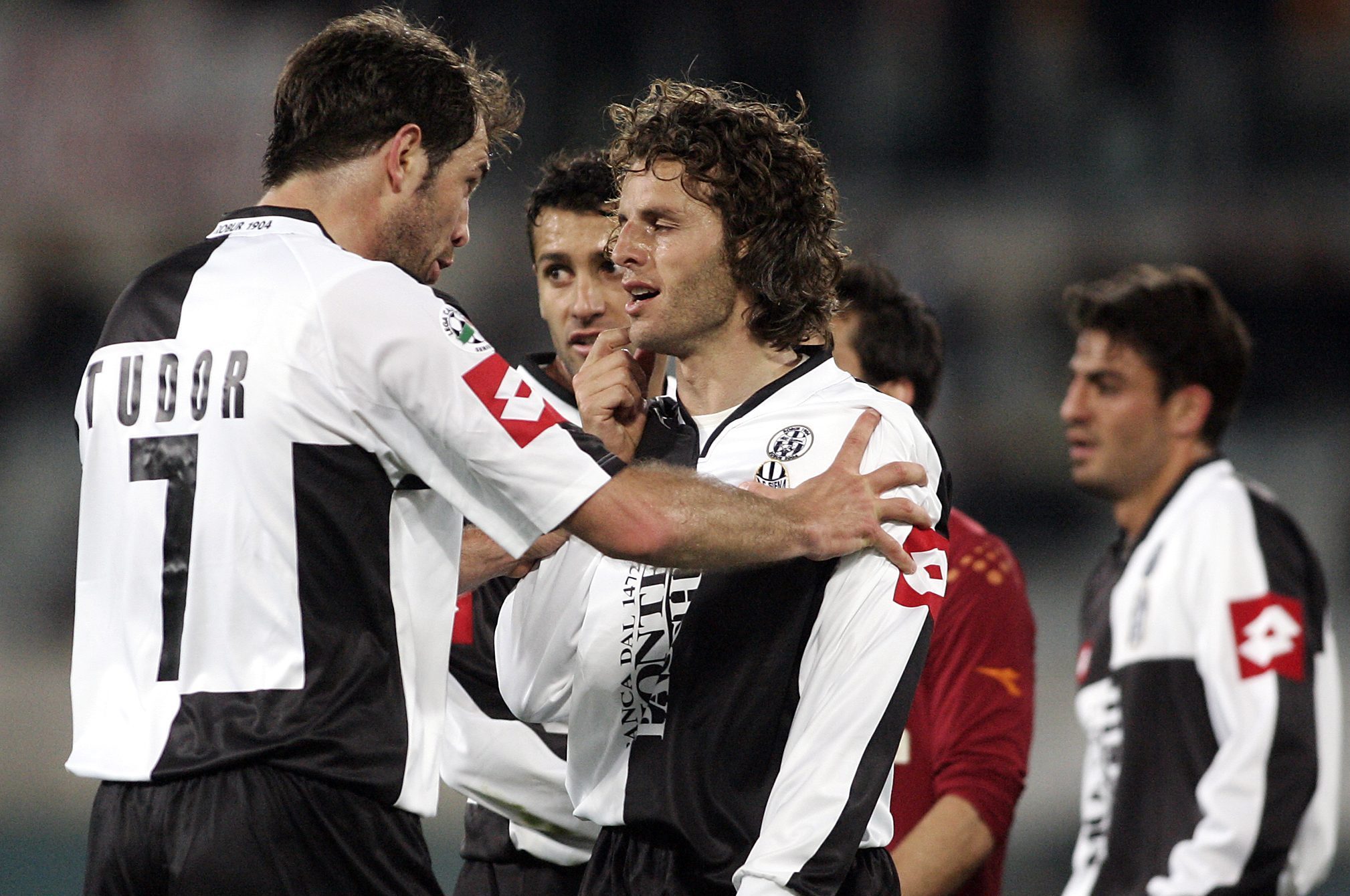 Igor Tudor prova a calmare Francesco Colonnese nei momenti concitati di quel match