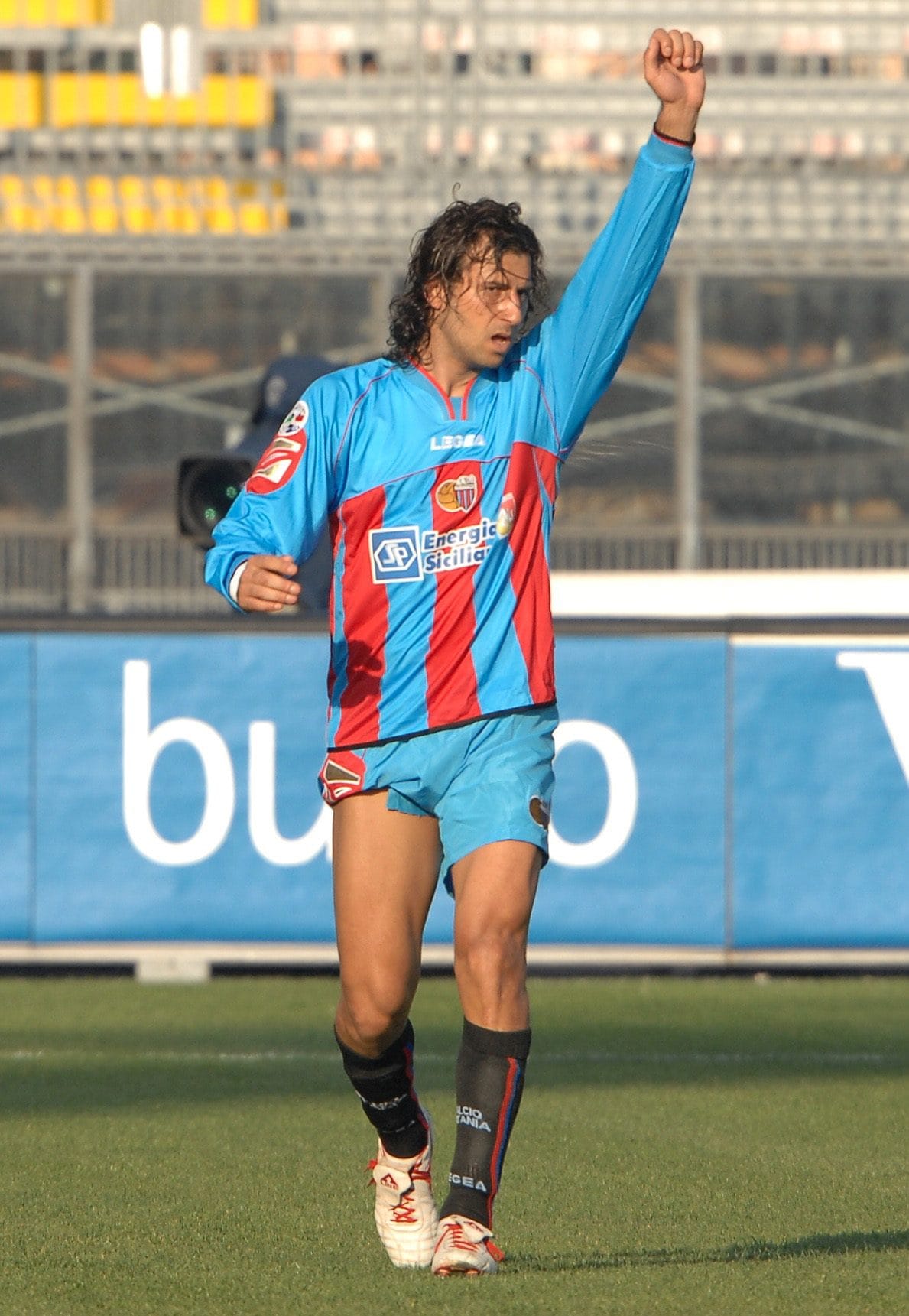 Giorgio Corona festeggia un gol con la maglia del Catania.