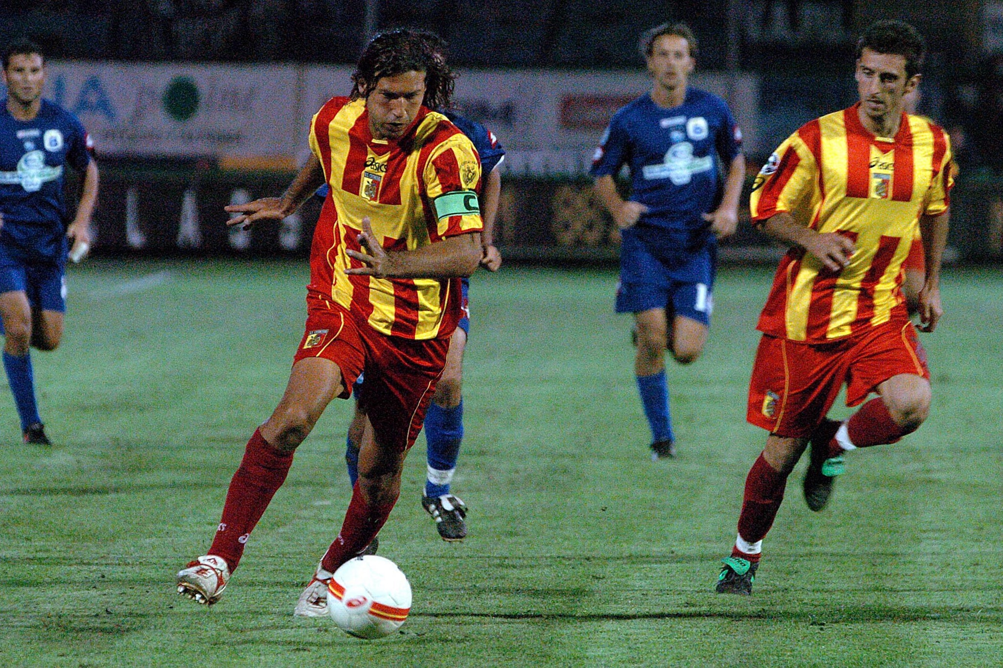 Corona palla al piede, e la fascia di capitano al braccio, durante la sua esperienza a Catanzaro.