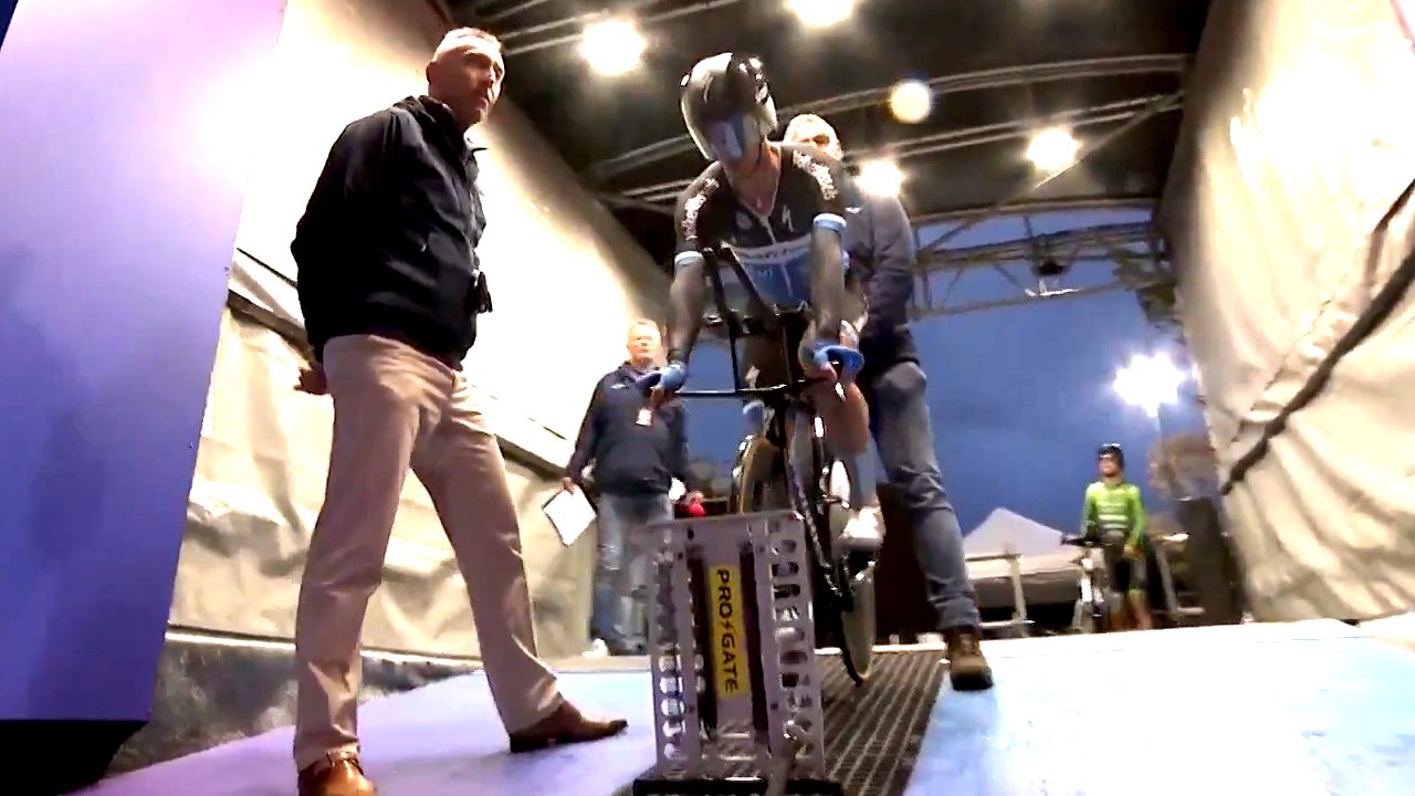 Le cronometro dai blocchi di partenza, l'ultima novità che divide il ciclismo: ma il motivo è scientifico