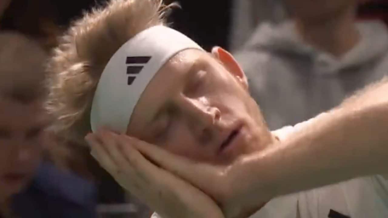 Davidovich Fokina vince e sfotte i tifosi francesi a Parigi, il suo rivale: "Devo solo stare zitto"