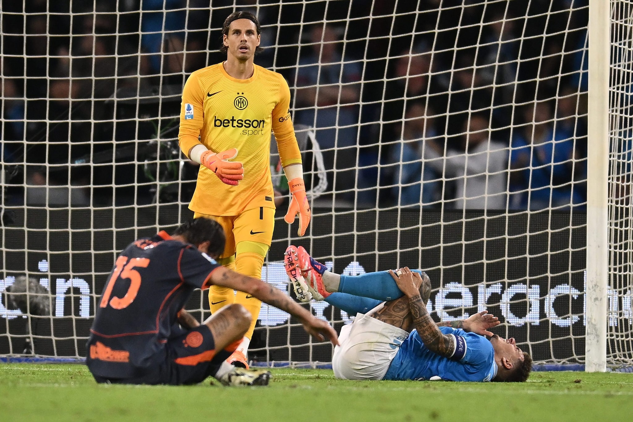 Giovanni Di Lorenzo a terra dopo il contatto con Henrikh Mkhitaryan in Napoli–Inter