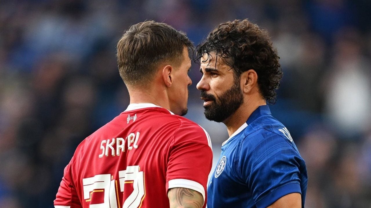 Diego Costa ammonito in una partita di beneficenza, duro faccia a faccia con Skrtel: non cambia mai