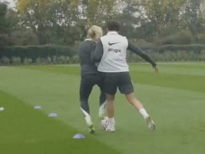 Diego Costa scaraventa a terra la giocatrice del Chelsea in allenamento: i compagni restano allibiti