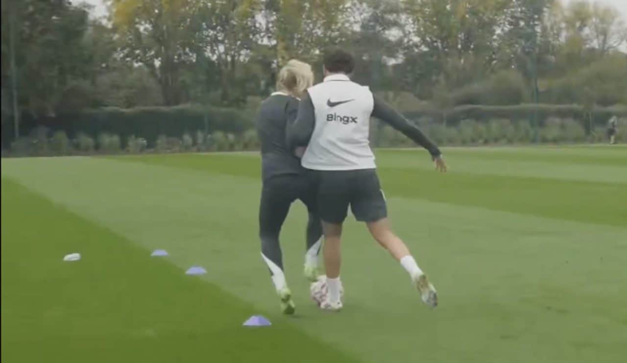 Diego Costa scaraventa a terra la giocatrice del Chelsea in allenamento: i compagni restano allibiti