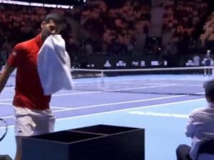Djokovic sconfortato dopo un punto mostruoso di Sinner: si rivolge allo staff di Jannik a bordo campo