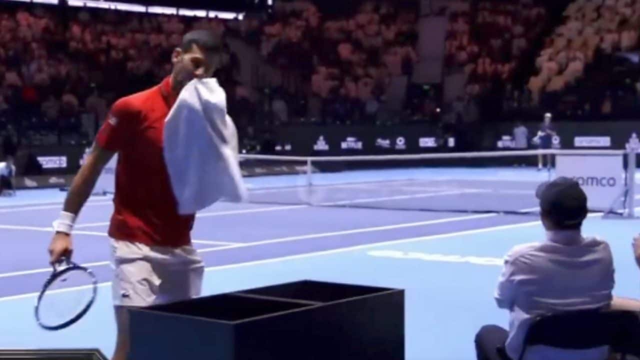 Djokovic sconfortato dopo un punto mostruoso di Sinner: si rivolge allo staff di Jannik a bordo campo