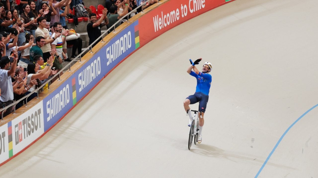 Elia Viviani chiude la carriera nel modo migliore: vince l'oro ai Mondiali di ciclismo su pista