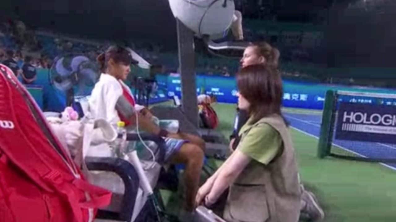 Emma Raducanu torna a giocare ed ha di nuovo bisogno di cure: i medici intervengono in campo