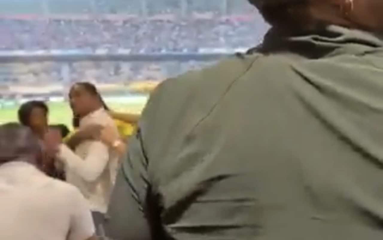 Eto'o litiga con i tifosi allo stadio durante la partita del Camerun: "Idiota, devi andartene"