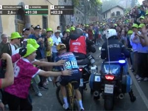evenepoel-moto-lombardia-incidente-300x225.jpg