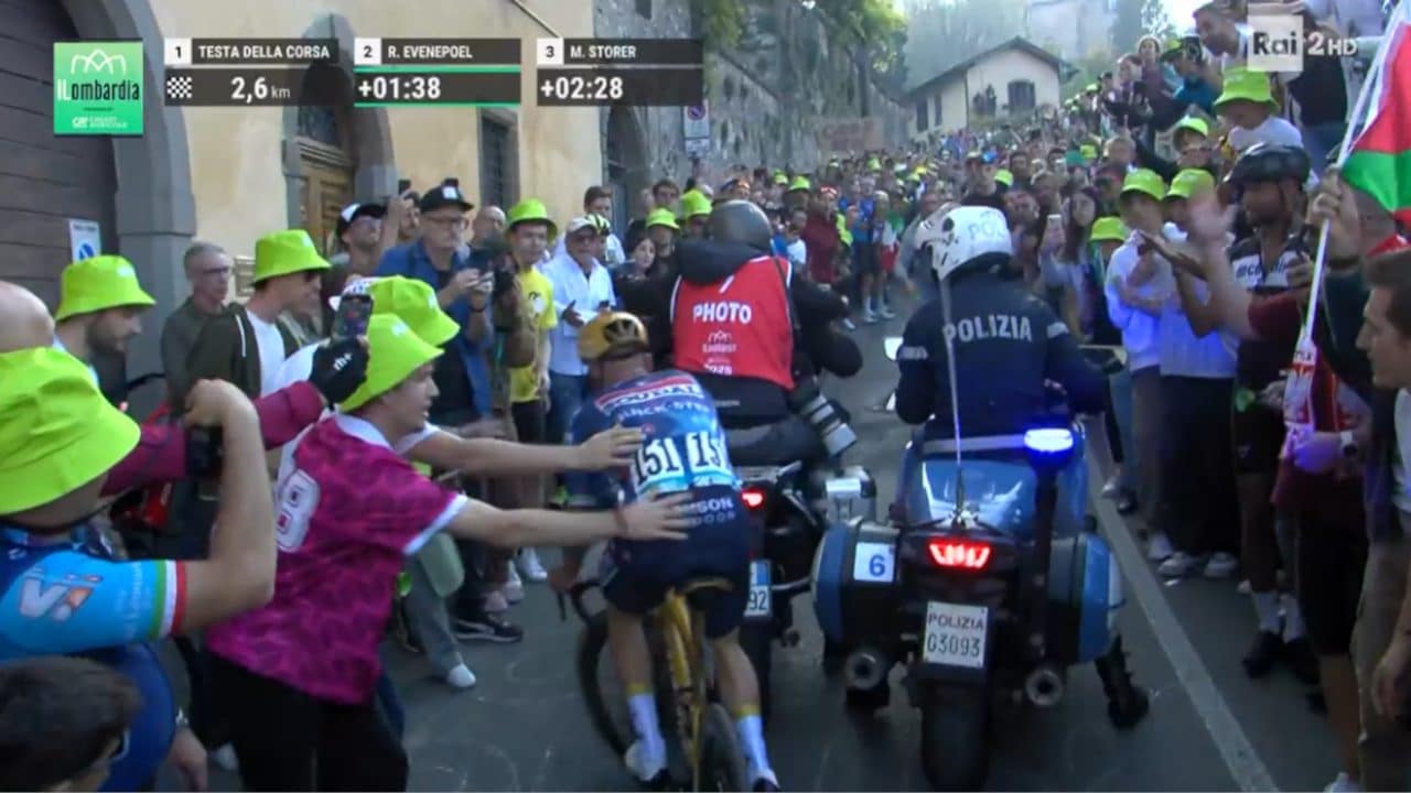 Evenepoel rischia lo schianto con la moto: surreale incidente sfiorato sull'ultima salita del Lombardia