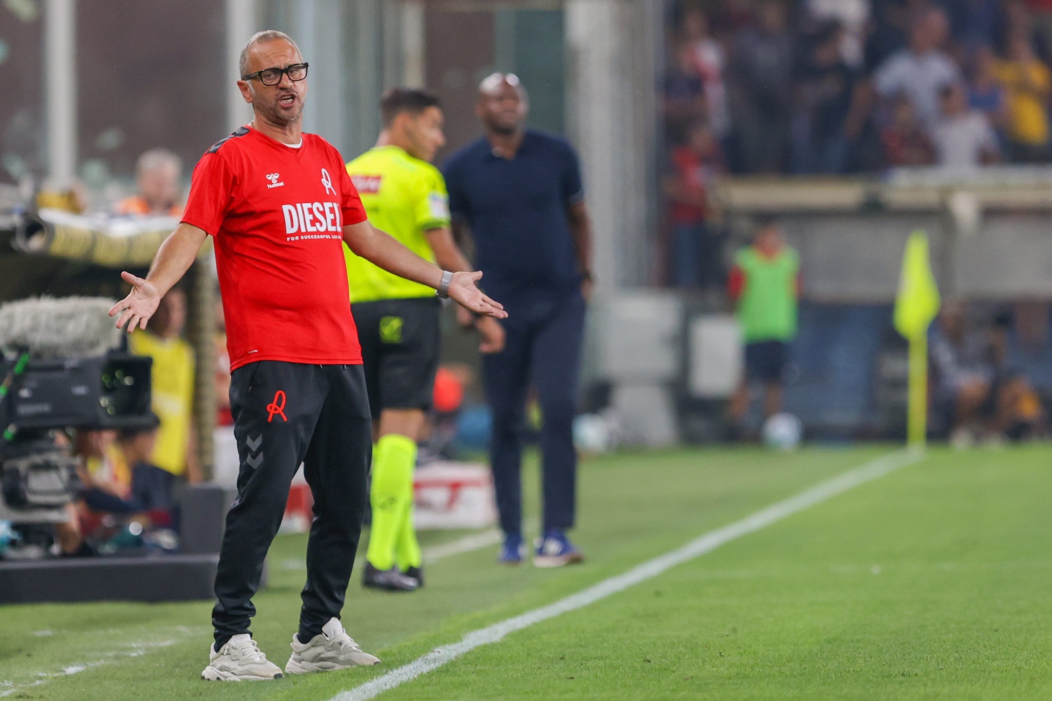 Gallo in panchina in occasione del match di Coppa Italia tra Vicenza e Genoa.