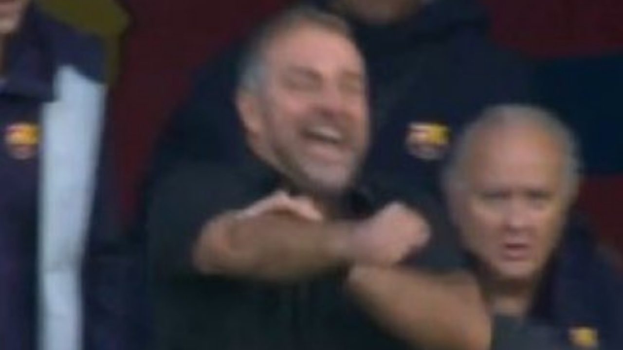 Flick perde la testa: è già espulso, fa un gestaccio al gol vittoria del Barcellona