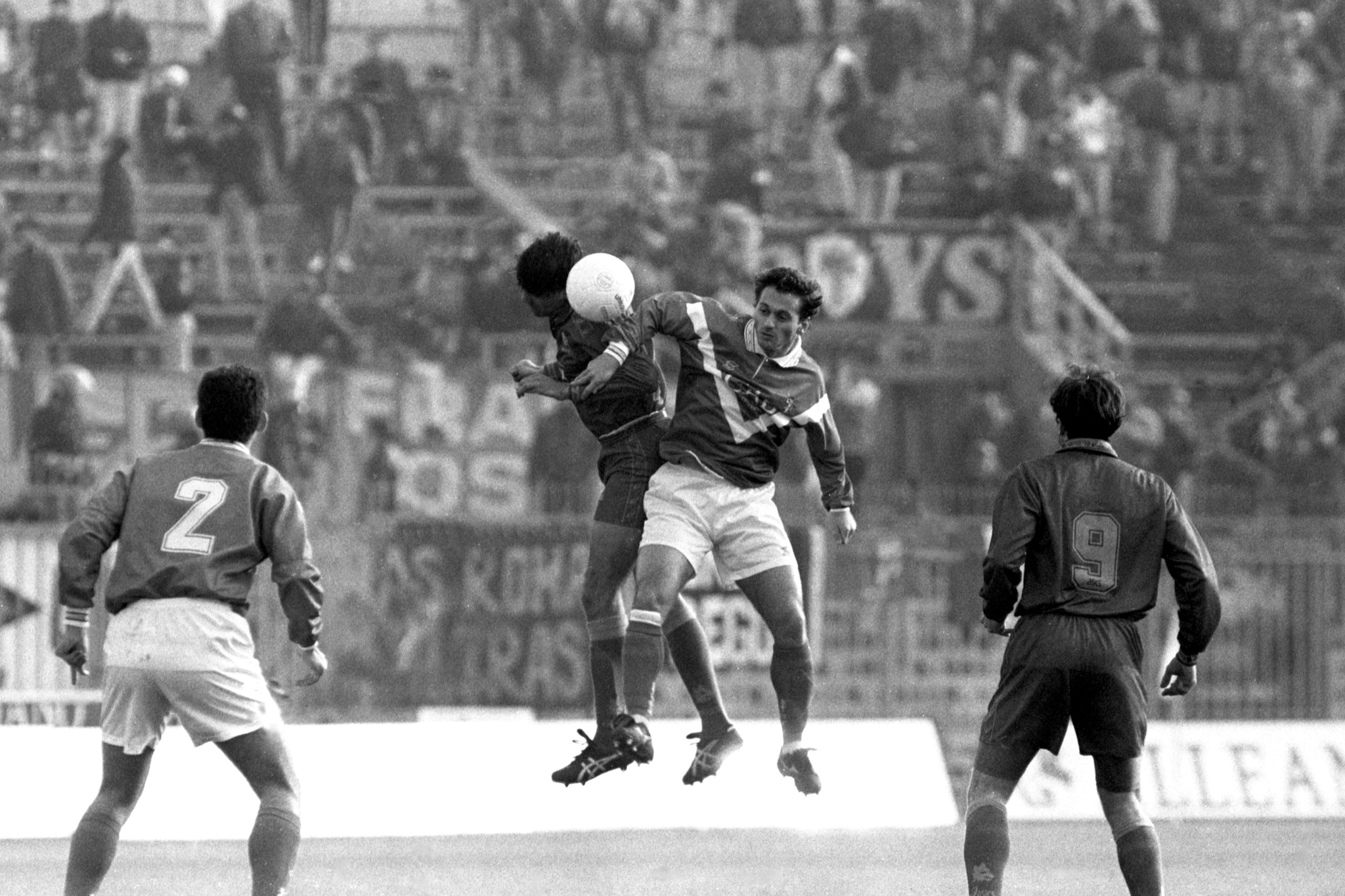 Fabio Gallo in un contrasto aereo con la maglia del Brescia contro la Roma.