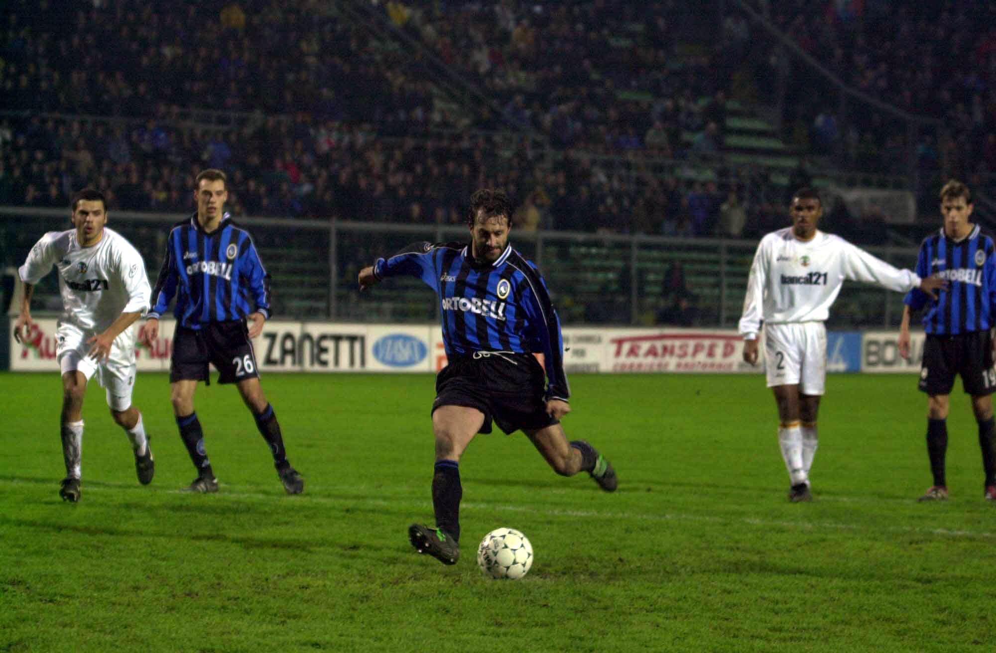 Ganz trasforma un calcio di rigore ai tempi dell’Atalanta.