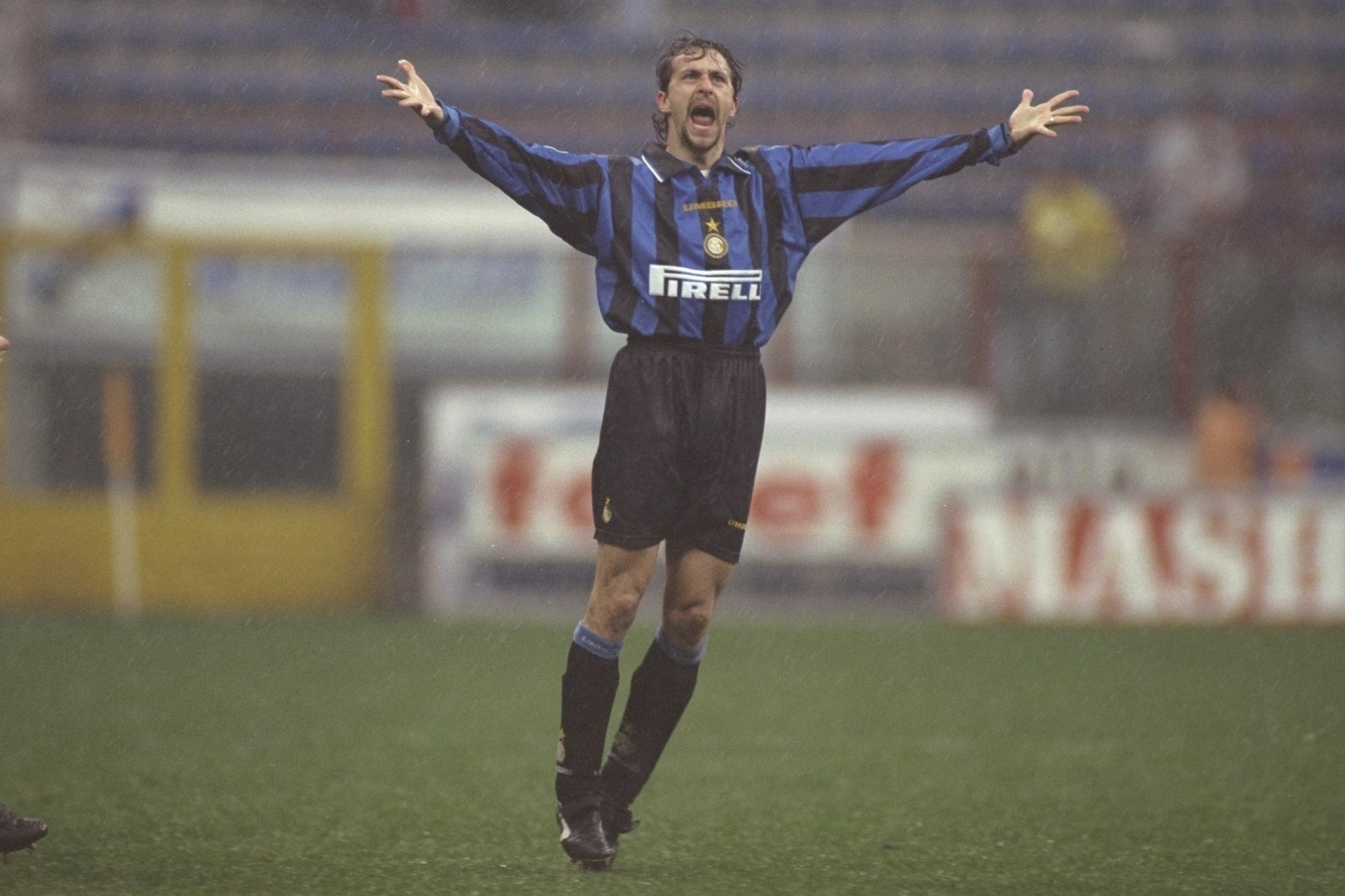 Ganz esulta con la maglia dell’Inter.