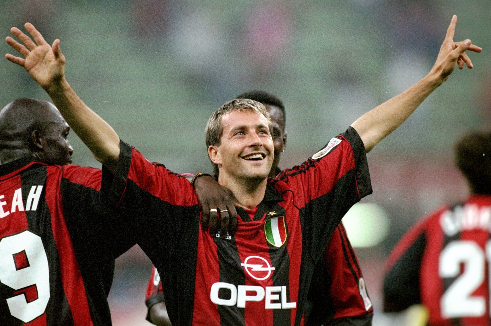 Ganz festeggia un gol con il Milan.