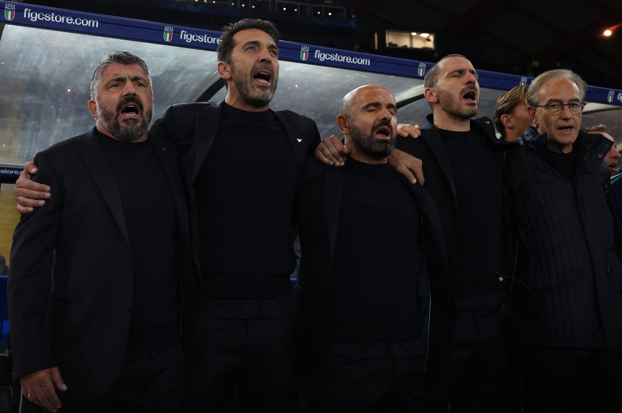 Gattuso canta l’inno con tutto il suo staff: Buffon, Riccio e Bonucci