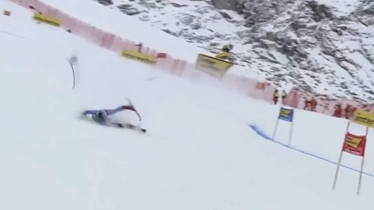 Esordio sfortunato per Sofia Goggia in Coppa del Mondo, cade a metà gara: è costretta a uscire