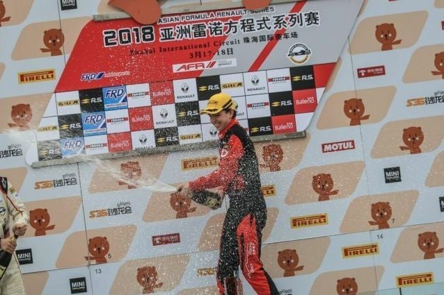 Gonzalez festeggia in Cina una delle sue vittorie nella Formula Renault asiatica 