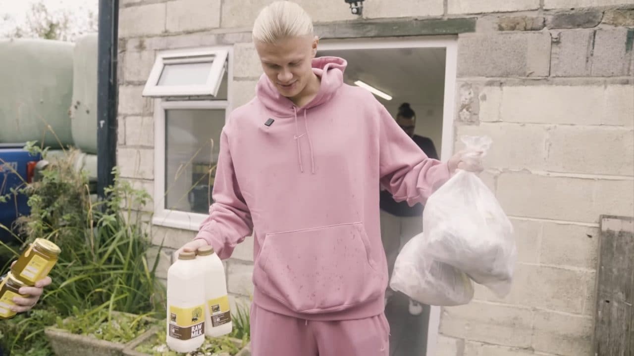 Haaland mostra una giornata della sua vita da calciatore: fa la spesa in fattoria, a cena Tomahawk