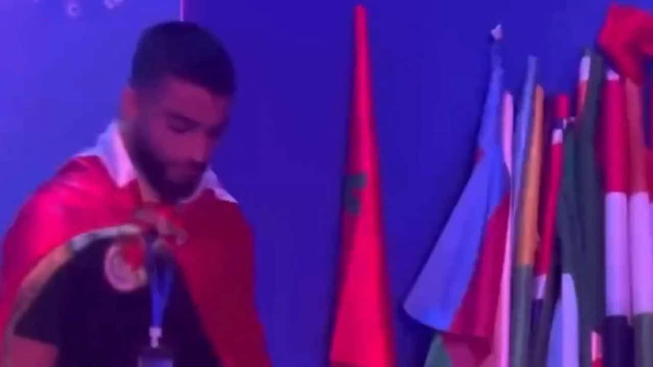 Nassib Hamada calpesta la bandiera d'Israele ed è escluso dai Mondiali di kickboxing: "Niente scuse"